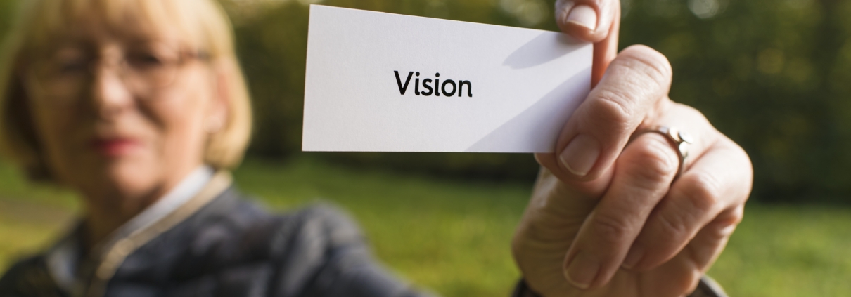 Kvinna som håller lapp med ordet vision