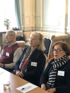 Tre deltagare som lyssnar på dagens presentationer. Från vänder sida en man med grått hår, en ljushårig kvinna i mitten och en mörkhårig kvinna med glasögon till höger.