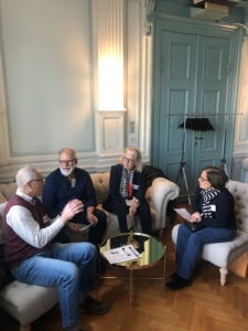 En grupp bestående av fyra medlemmar diskuterar tillsammans i en soffgrupp under workshopen.
