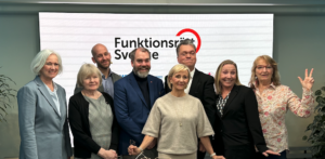 På bilden ser du alla deltagare från paneldebatten fram för Funktionsrätt Sveriges logga. De är glada och gör sig tokiga. 