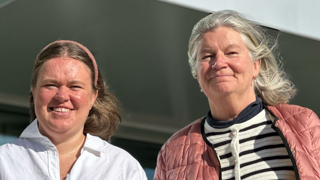 Natalie Bengtsson och Ursula Hultkvist Bengtsson utanför MultiHelix kontor.