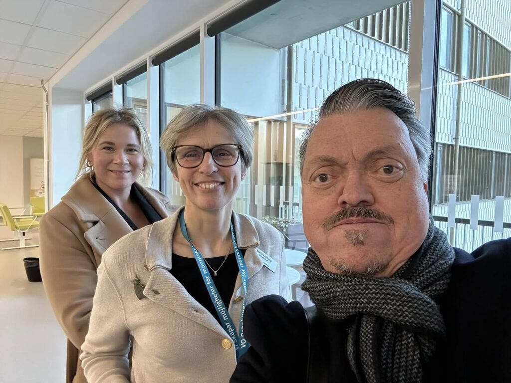 Thilia, Maria Karlberg och Thomas pratar rehabiliteringsprocess på Ängelholms sjukhus