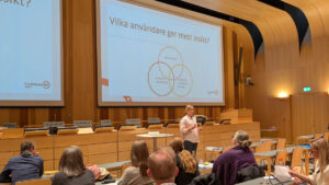 Thilia Nyberg pratar om inkludering på arbetsmarknaden på Likarättsdag arrangerad av Region Skåne.