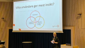 Thilia Nyberg håller presentation på Medicinteknik i Skåne. På bildskärmen står: Vilka användare ger mest?