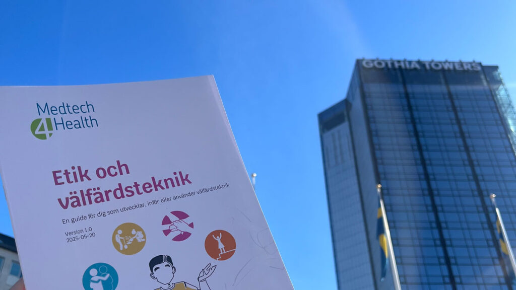 Etikguiden med Svenska mässans byggnad bakom.
