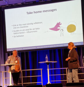 Thilia Nyberg och Stefan Johansson presenterar etikguiden på scenen på Vitalis-konferens.
