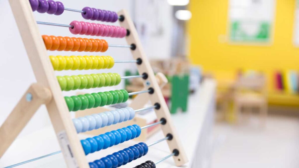 Väntrum för barn med färgglad kulstång i förgrunden.