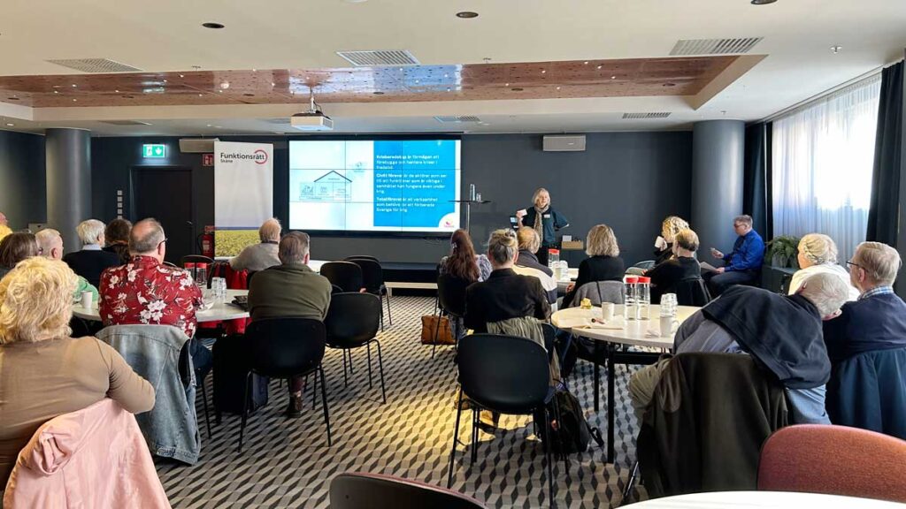 Bim Soerich talar inför stor publik på Funktionsrätt Skånes kongress.