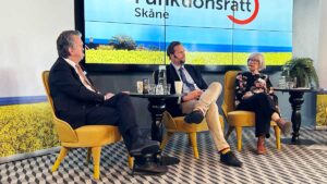 Thomas P Larsson, Carl Johan Sonesson och Eva Pihl Krabbe sitter och samtalar inför publik