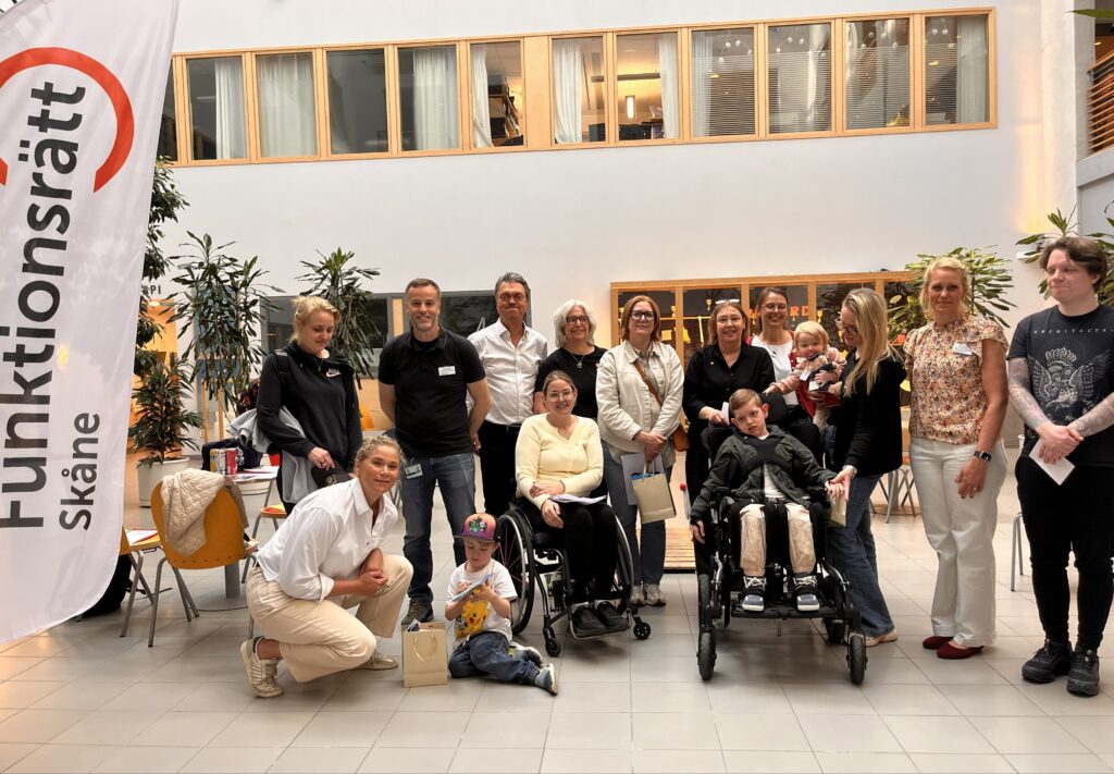 En grupp med vuxna och barn i barnsjukhusets ljusgård.
