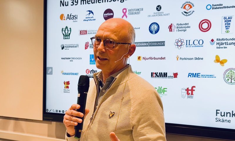 Rikards Larsson, ordförande i ABF Skåne, ledde Funktionsrätt Skånes årsmöte.